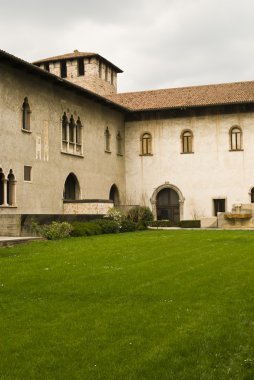 çim bir eski avlusunda