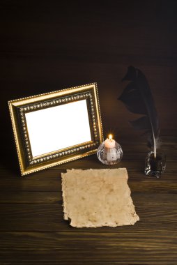 ahşap masa üzerinde eski fotoğraf çerçevesi