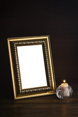 ahşap masa üzerinde eski fotoğraf çerçevesi