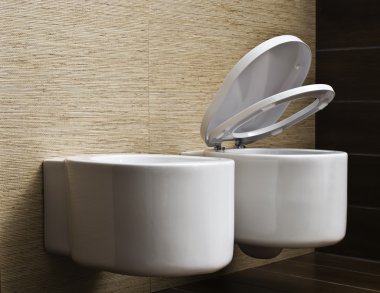 duvar üzerinde bej döşeme ile modern tuvalet