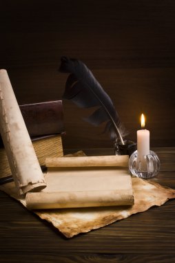 Eski gazeteleri ve ahşap bir masa üzerine kitaplar