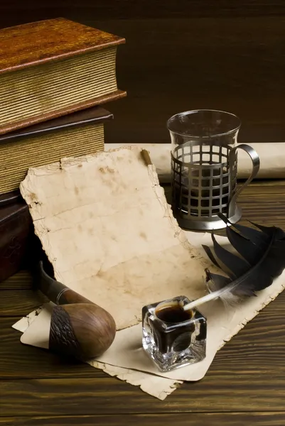 Papéis velhos e livros em uma mesa de madeira — Fotografia de Stock