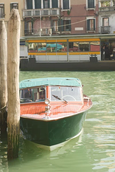 Barco de madeira em Veneza — Fotografia de Stock