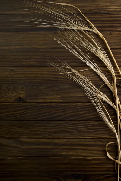 木製の背景に小麦 — ストック写真