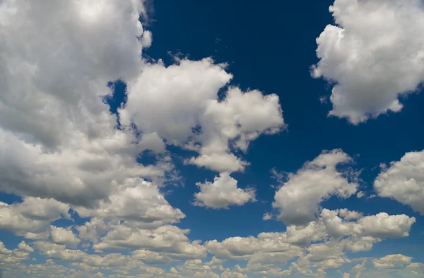 Nori albi pe cerul albastru — Fotografie, imagine de stoc