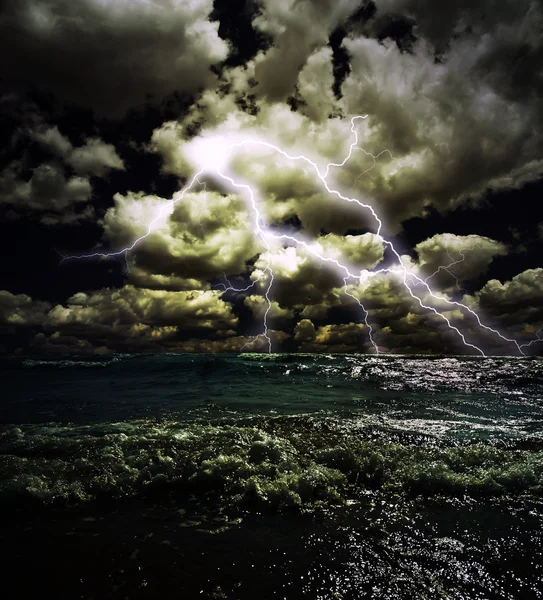 Lightnings in dark sky, stormy sea — Stock Photo, Image