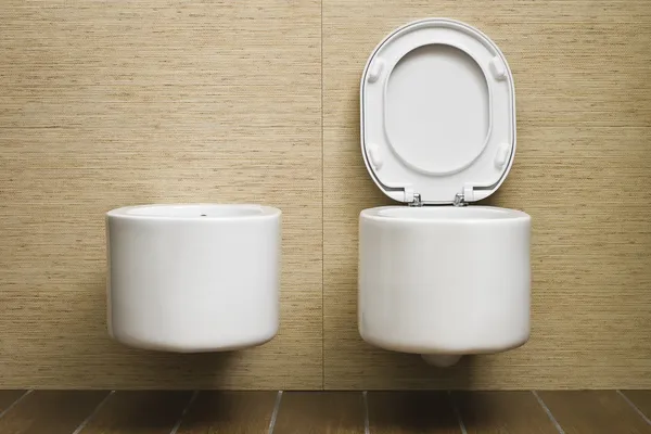 Duvar üzerinde bej döşeme ile modern tuvalet — Stok fotoğraf