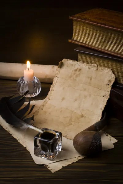 Starý papír a knihy na dřevěný stůl — Stock fotografie