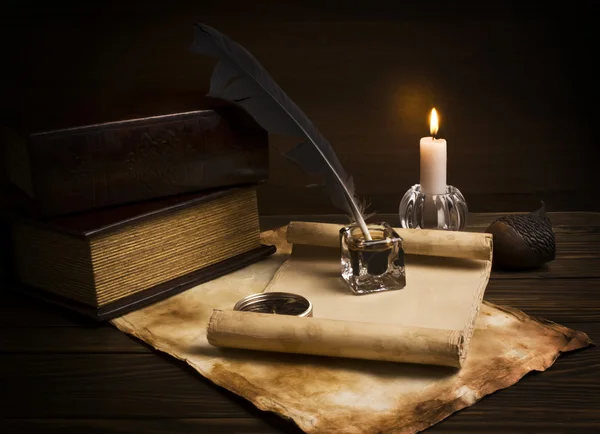 Papéis velhos e livros em uma mesa de madeira — Fotografia de Stock