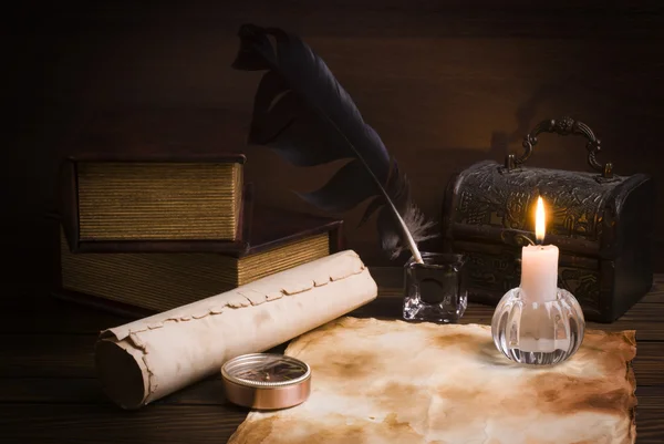 Papéis velhos e livros em uma mesa de madeira — Fotografia de Stock