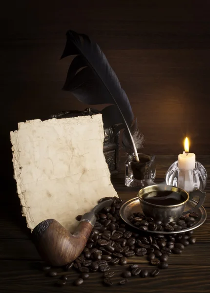 Körner und Tasse Kaffee mit Kerze — Stockfoto