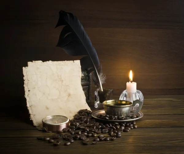 Granos y taza de café con una vela — Foto de Stock