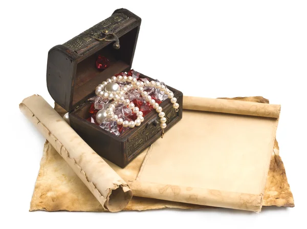 Starověké hrudníku s papírem — Stock fotografie