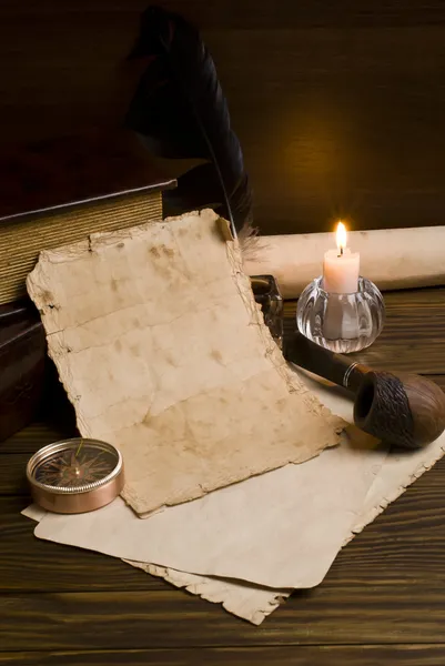 Papeles viejos y libros sobre una mesa de madera — Foto de Stock