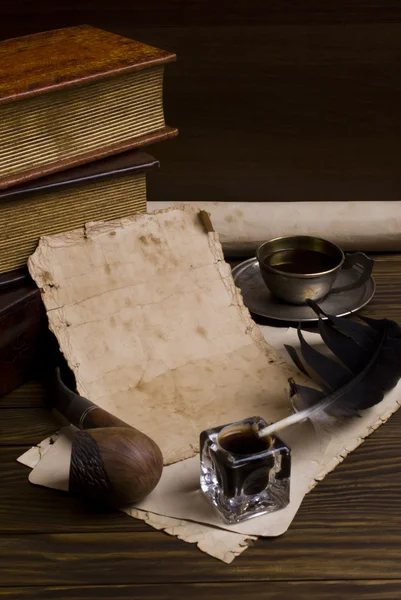 旧报纸和木制的桌子上的书 — 图库照片