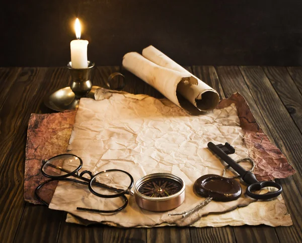 Kompas, touw en bril op oud papier — Stockfoto