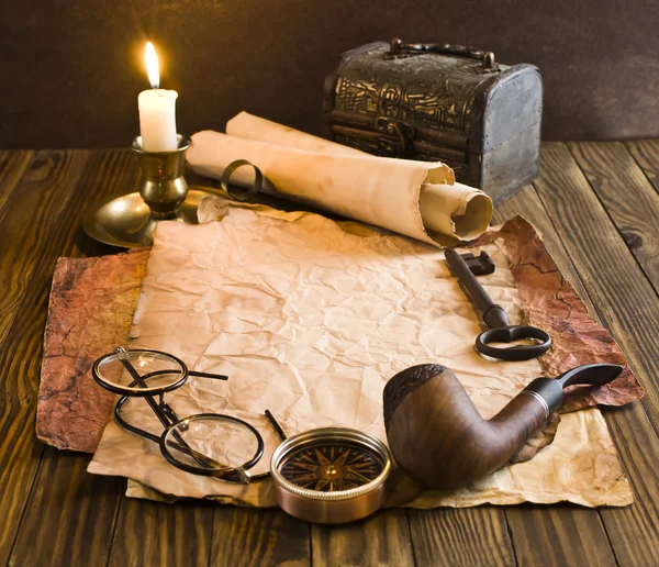 Bússola, corda e óculos em papel velho — Fotografia de Stock