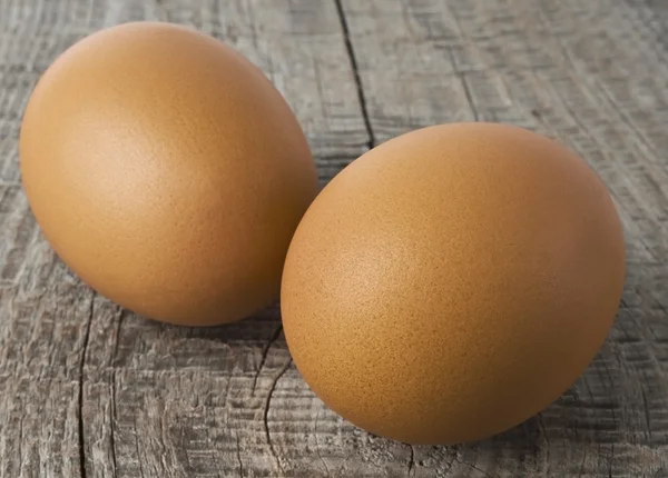 Ovos em fundo de madeira — Fotografia de Stock
