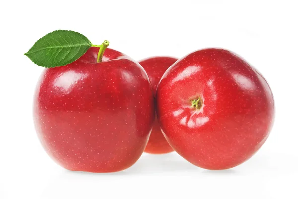 Manzanas rojas aisladas en blanco —  Fotos de Stock