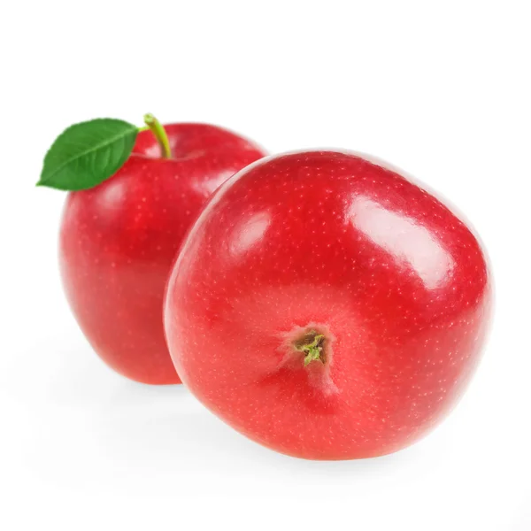 Pommes rouges isolées sur blanc — Photo