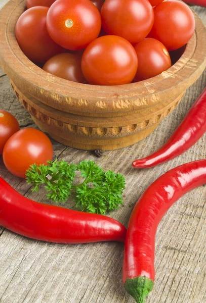 Ντομάτα και κόκκινη καυτερή πιπεριά τσίλι — Φωτογραφία Αρχείου