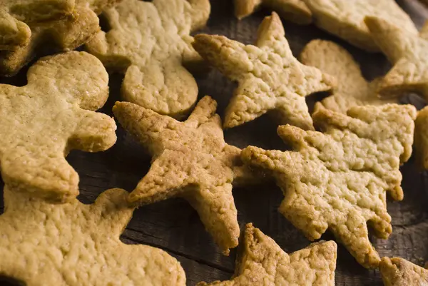 Biscoitos de Natal em um fundo de madeira — Fotografia de Stock