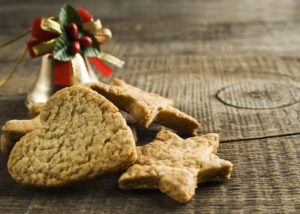 Biscuits de Noël sur un fond en bois — Photo