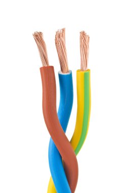 beyaz zemin üzerinde bir elektrik kablosu closeup