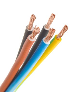 beyaz zemin üzerinde bir elektrik kablosu closeup