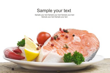 Çiğ somon, sebze ve baharatlar eski ahşap masa