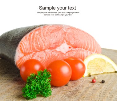 Çiğ somon, sebze ve baharatlar eski ahşap masa