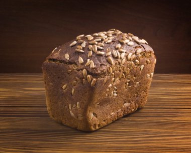 ahşap masa üzerinde pişmiş ekmek