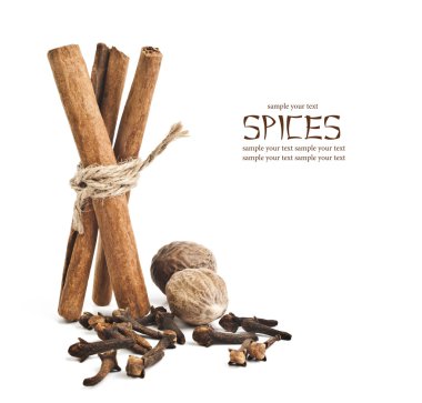 beyaz üzerine tarçın ve karanfil