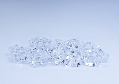 arkaplanda mavi ışıkta buz küpleri var