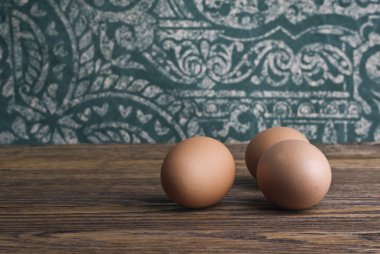 Tavuk yumurtaları mutfak masasında.