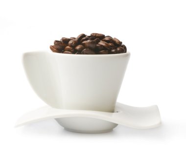 Beyaz arka planda izole edilmiş kahve çekirdekleri.