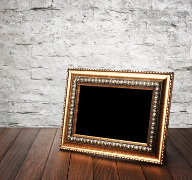 ahşap masa üzerinde eski fotoğraf çerçevesi