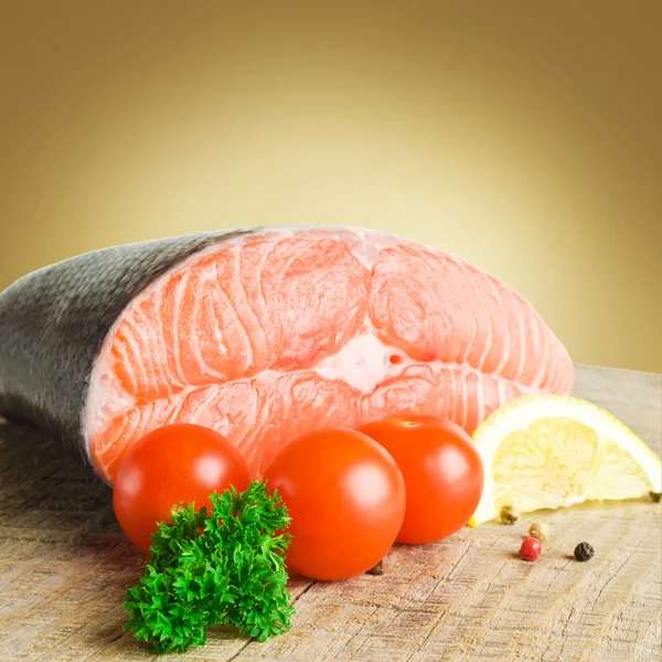 Salmón crudo, verduras y especias en una mesa de madera vieja —  Fotos de Stock