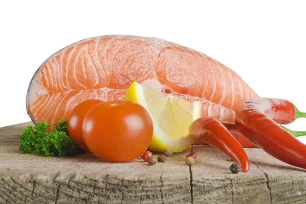 Saumon cru, légumes et épices sur une vieille table en bois — Photo