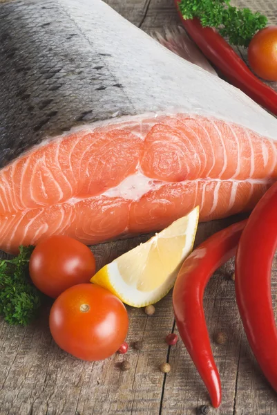Salmon mentah, sayuran dan rempah-rempah di atas meja kayu tua — Stok Foto