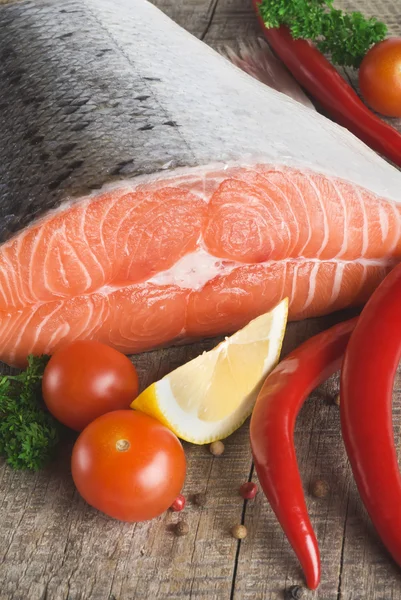 Saumon cru, légumes et épices sur une vieille table en bois — Photo