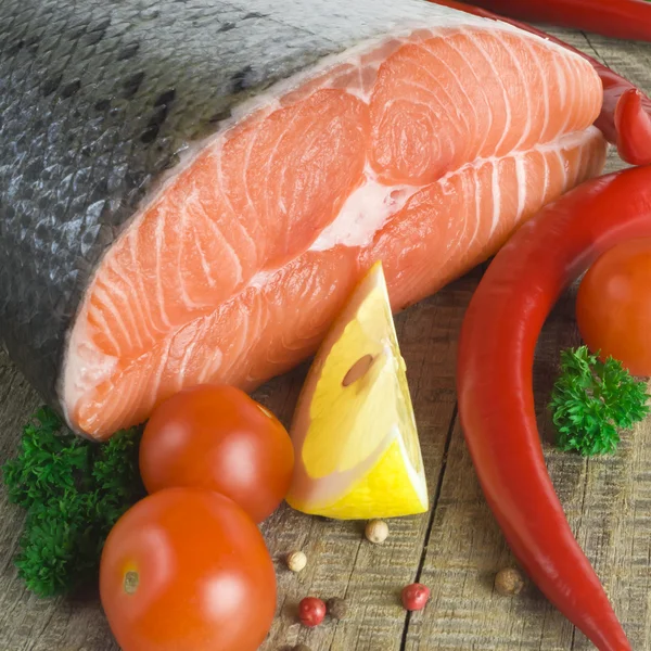 Salmón crudo, verduras y especias en una mesa de madera vieja —  Fotos de Stock