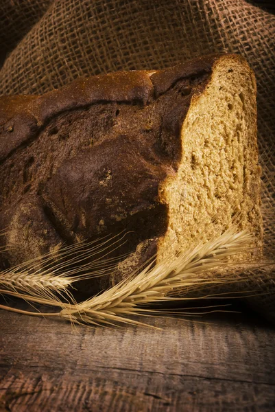 Pan horneado sobre mesa de madera —  Fotos de Stock