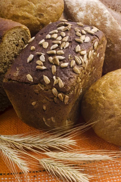 Sortering av bakt brød – stockfoto