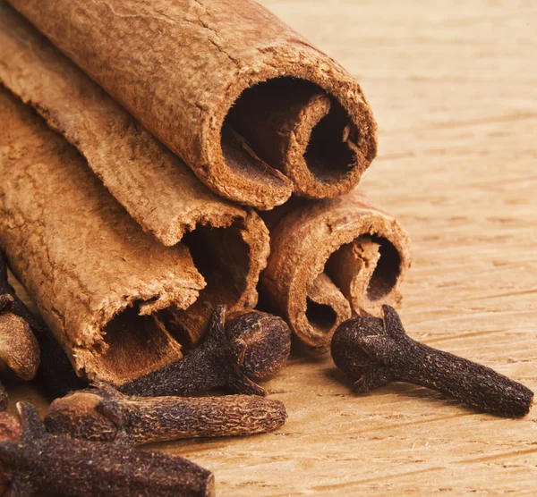 Cinnamon spice Sticks on wooden board close up — Stock Photo, Image