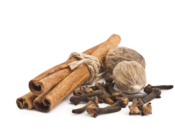 Cloves and cinnamon sticks on white — Stock Photo, Image