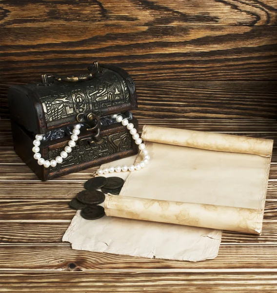 Die antike Truhe mit dem Papier — Stockfoto