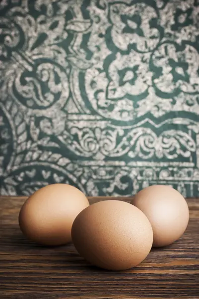 Αυγά κοτόπουλου στο τραπέζι της κουζίνας — Φωτογραφία Αρχείου