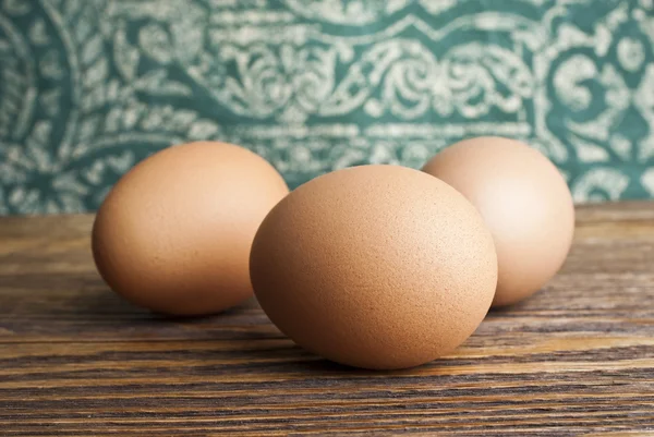 Kuřecí vejce na kuchyňském stole — Stock fotografie