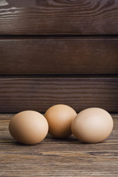 Ovos de galinha na mesa da cozinha — Fotografia de Stock